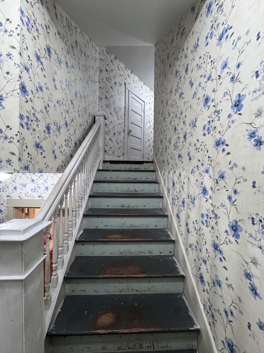 Traditional Wallpaper project completed by AceCraft in Renton, Washington