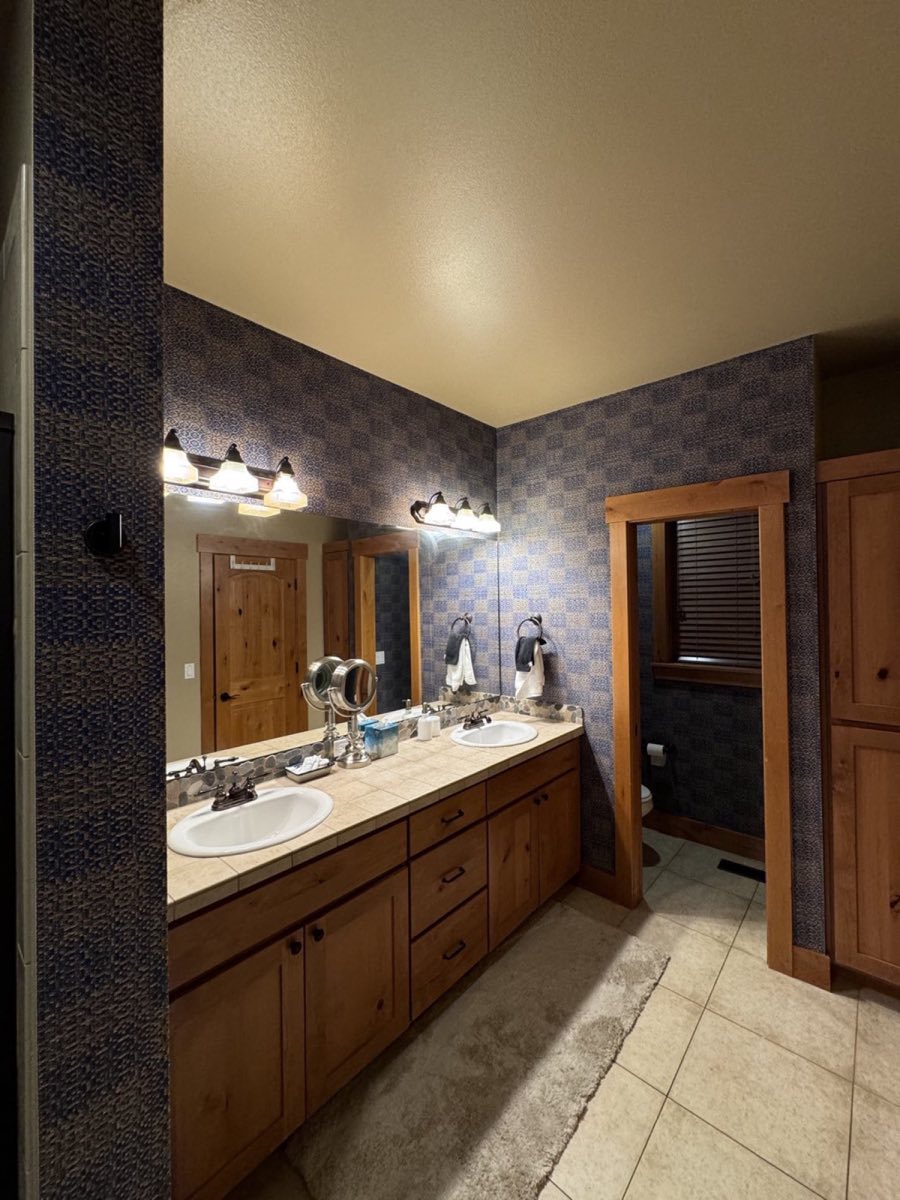 Traditional Wallpaper project completed by AceCraft in Bothell, Washington